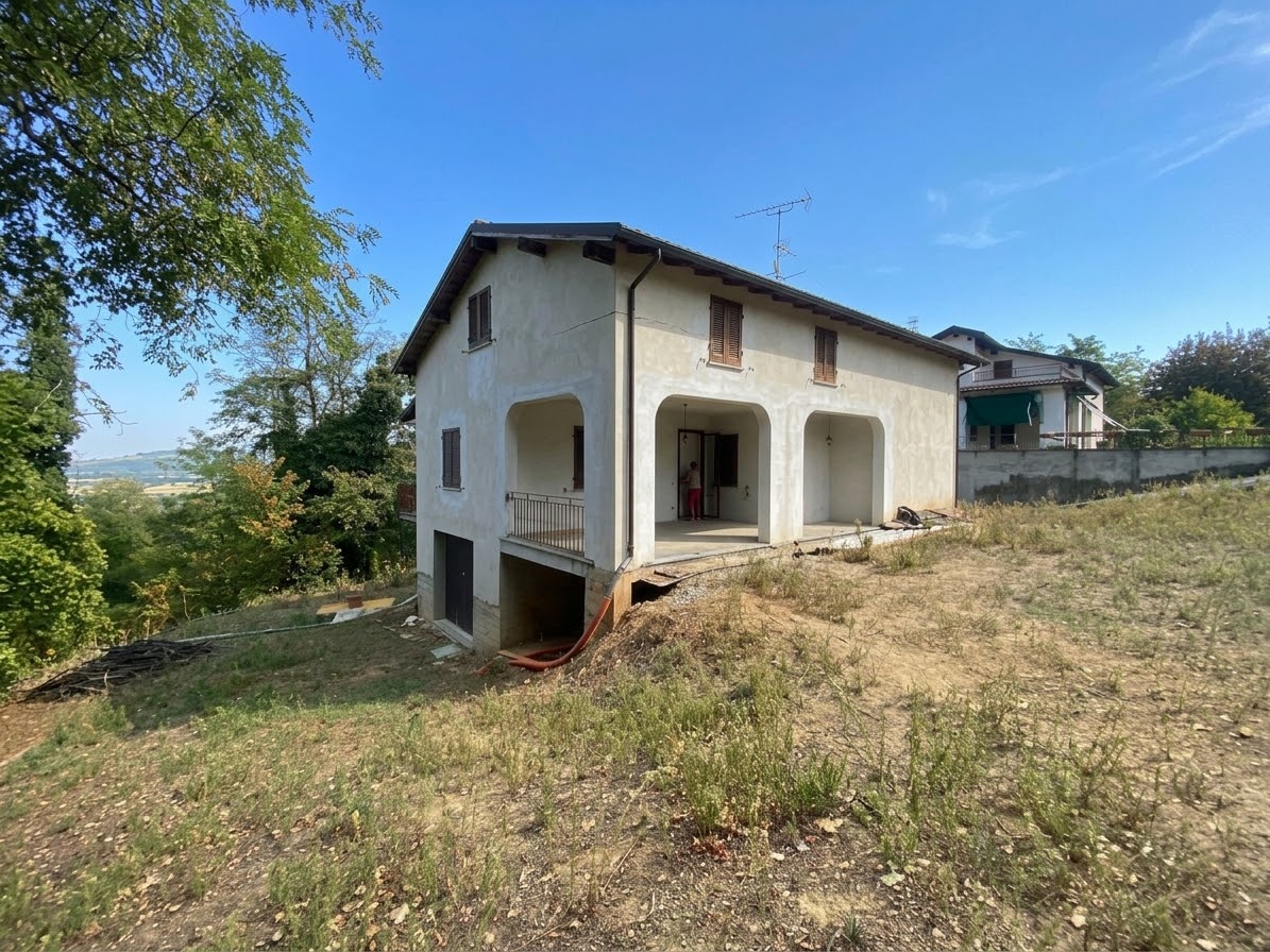 Rivanazzano Terme (PV), Villa con annesso terreno pertinenziale